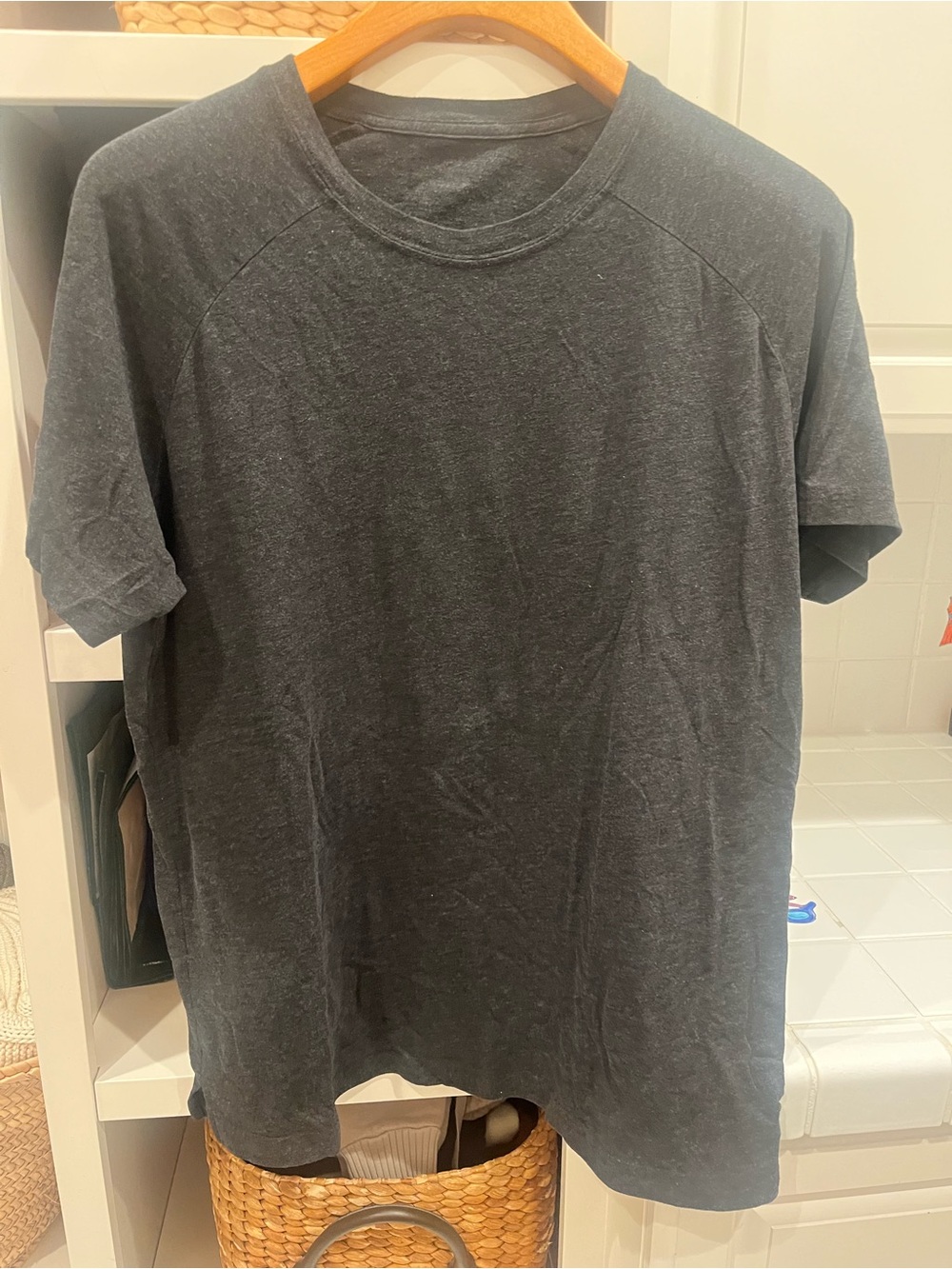 ALO Yoga Men's Short Sleeve Crew Tee - Charcoal